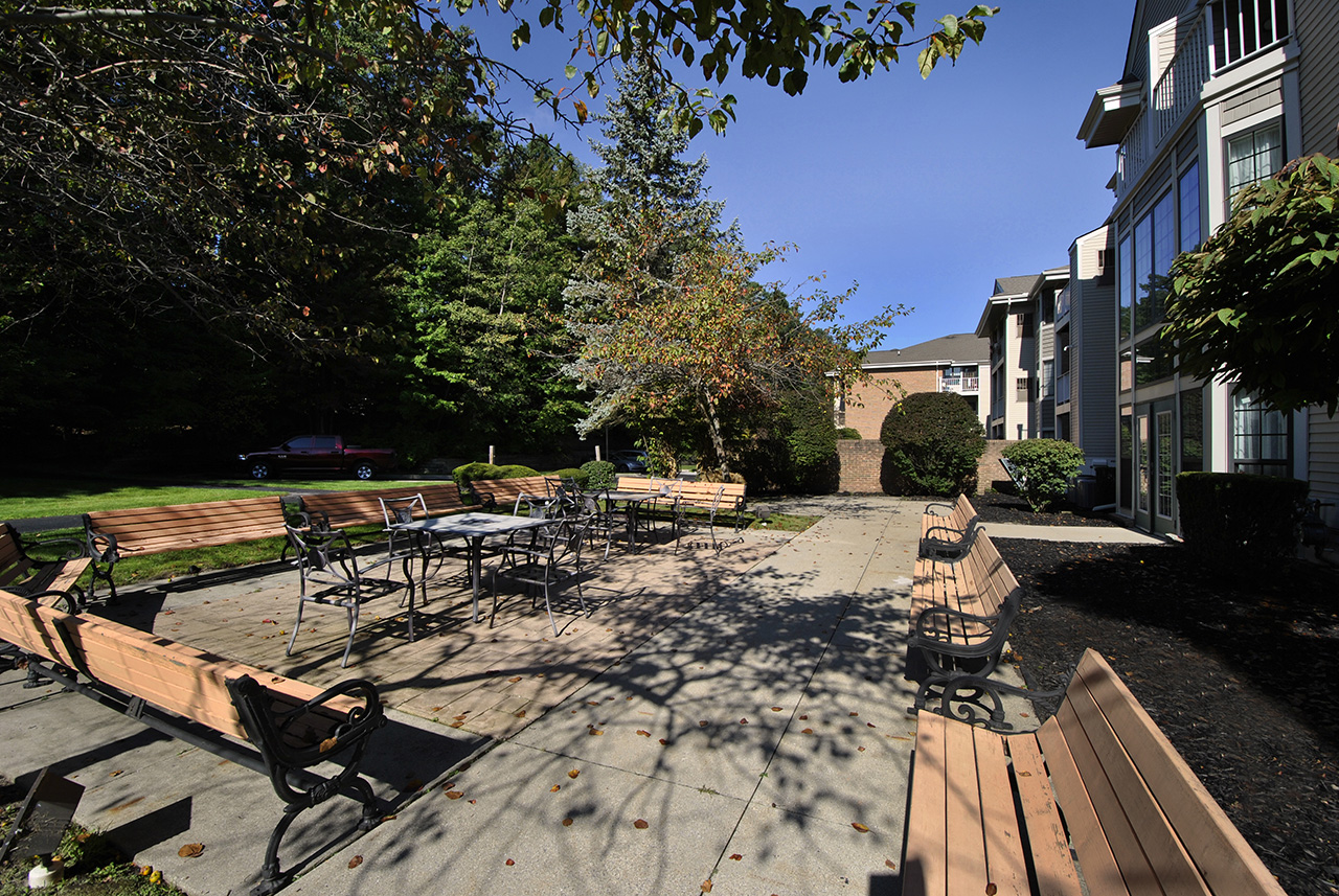 Porthaven Manor outdoor courtyard seating area