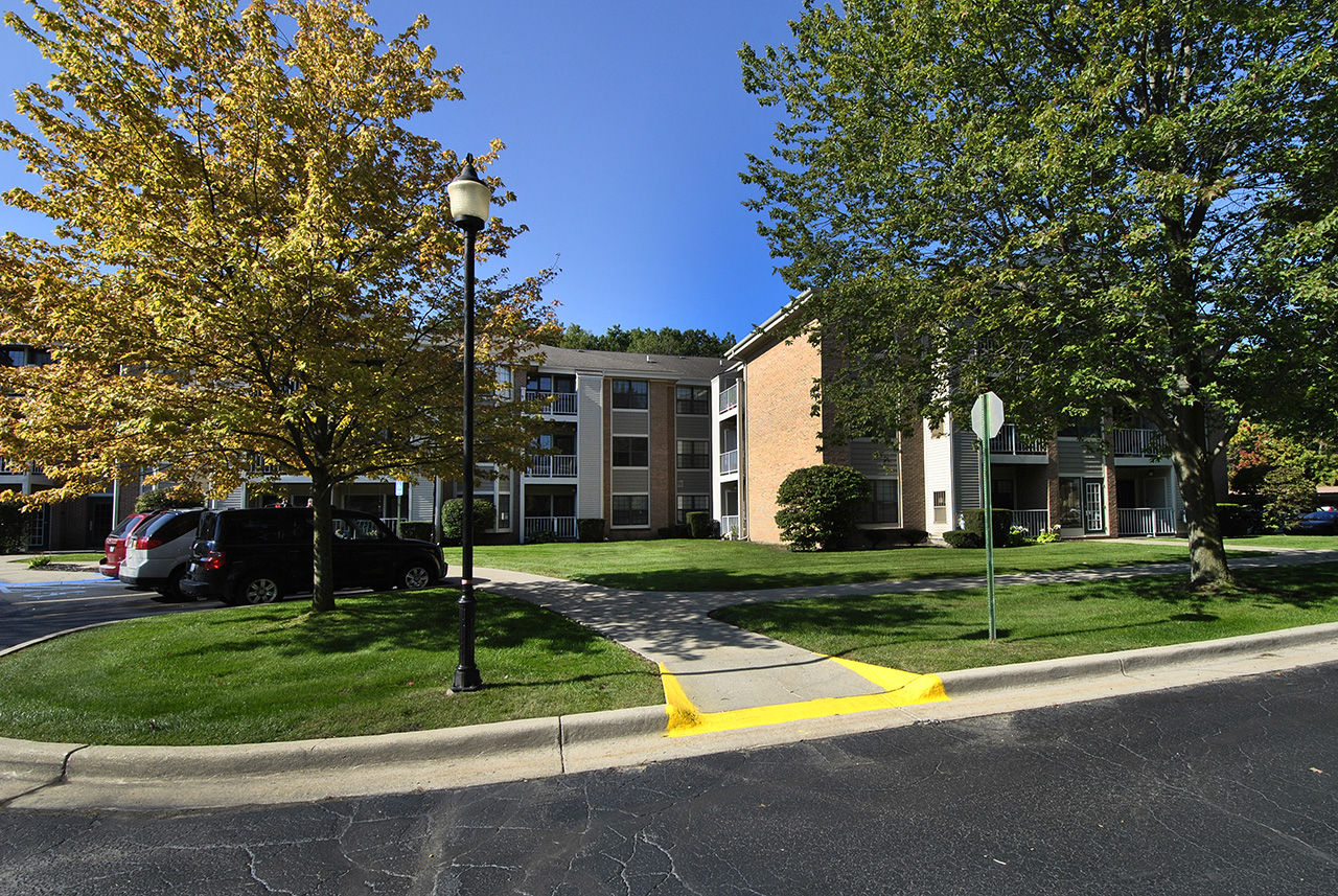 Porthaven Manor parking lot and exterior buildings